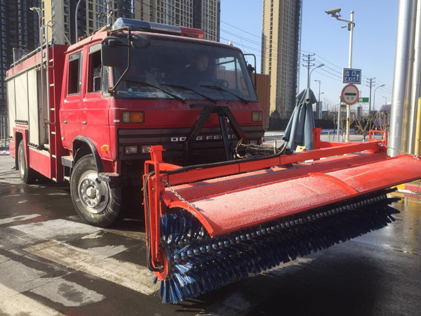 消防掃雪車 東風(fēng)153消防車裝3米除雪刷