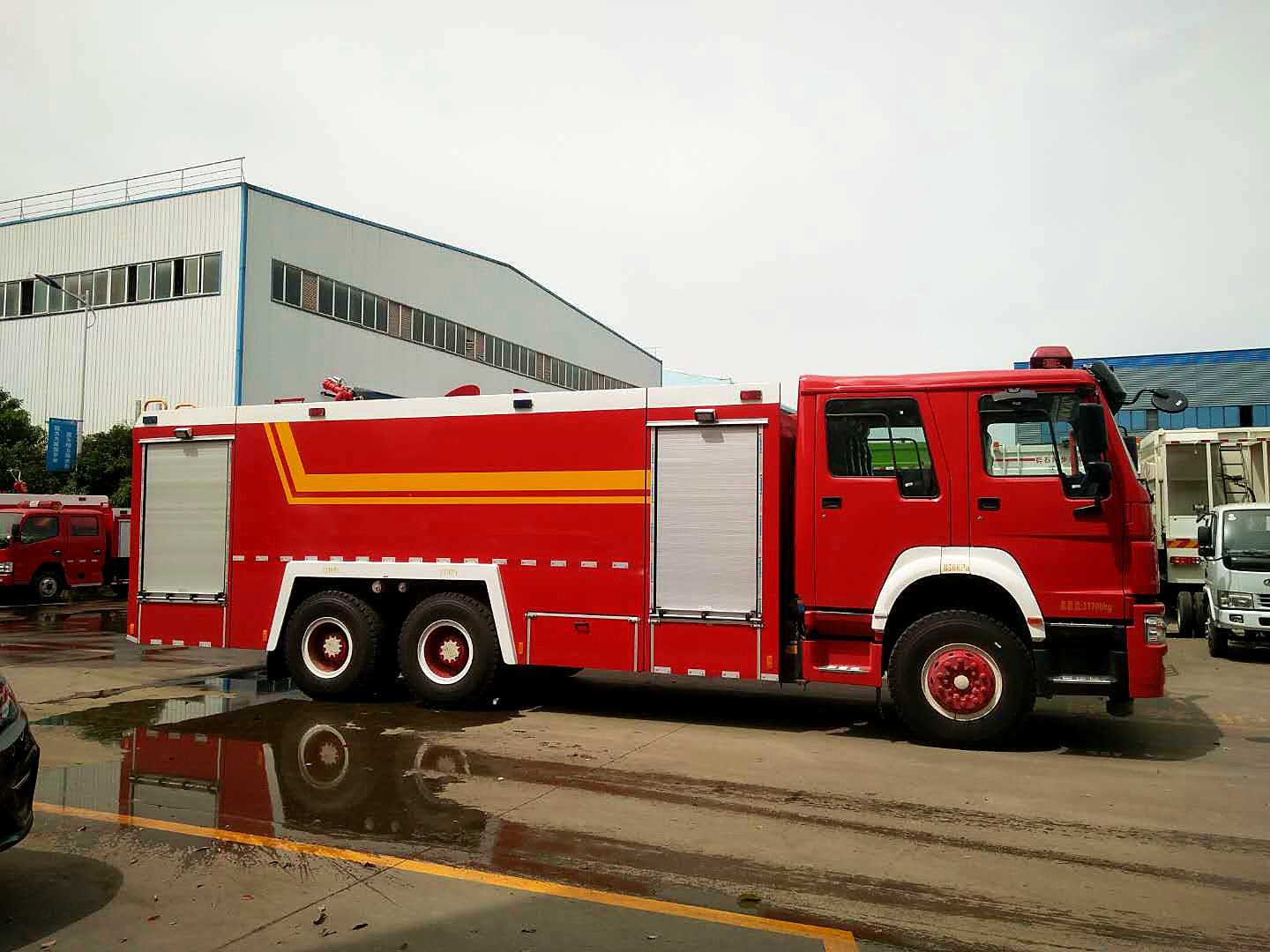 16噸重汽豪沃雙橋水罐消防車