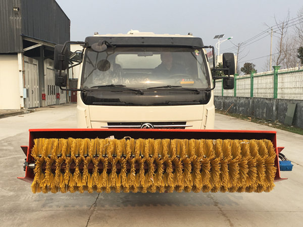 東風(fēng)多利卡國五吸污車加裝2.5米除雪滾掃