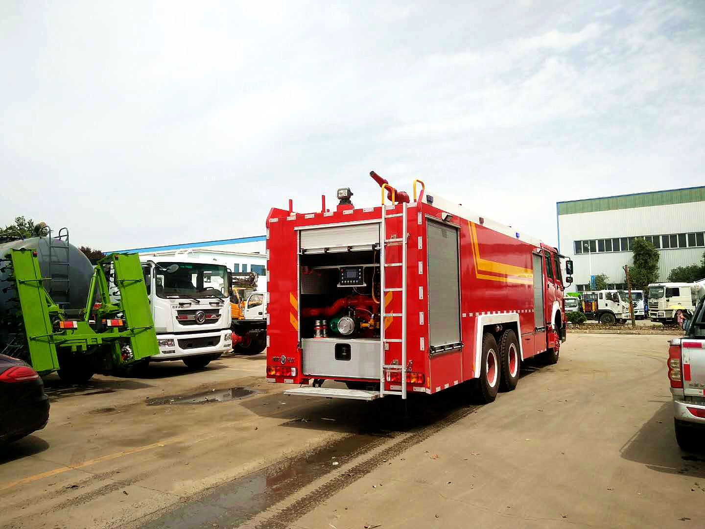 12噸重汽豪沃雙橋水罐消防車